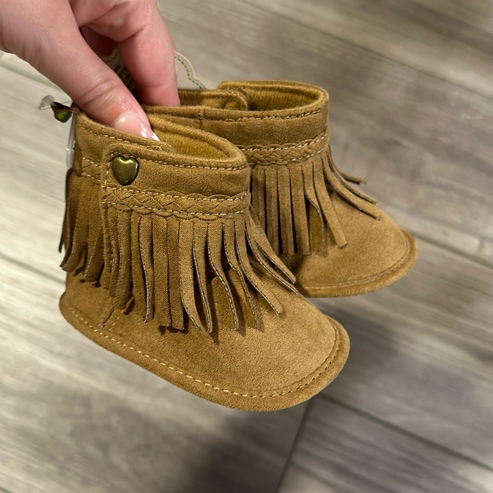 Size 3 (6-9months) girls booties 😍